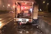 載回收煙火炮管自燃！　國1嘉義段貨車被燒成廢鐵