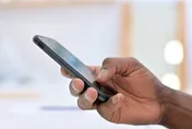 平價品？超商小學生隨手拿iPhone　本魯蛇卻拿安卓機、嘆：真爽