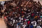 影/搶當第一人！海量果粉擠爆杜拜購物中心　人群推擠發生踩踏受傷