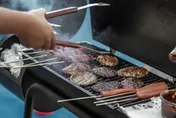 中秋烤肉鄰居一家子來蹭吃　回禮送一盒「吃剩蛋黃酥」