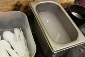 有潔癖的人根本不吃！火鍋店「這熟悉景象」每每都讓她猶豫...