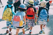 為減輕學生「課業壓力」　學校宣布一周四天「禁帶書包回家」引發熱議