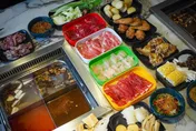 這麼會吃？一家五口花1100到火鍋店「狂點600盤肉」　店家一看監視器好失望