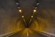 影/客運司機未注意隧道車況！將前方麵包車「撞到變形」4人死亡