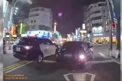 身手俐落！台中吸毒兄弟催油門撞警逃　警機敏跳開掏槍逮人