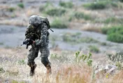 影/南韓士兵突「持刀劫車」嚇壞民眾　遭軍方制伏帶回審理