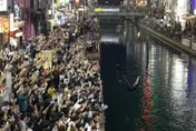 影/還是跳了！日職阪神虎睽違38年奪冠　1300警力攔不住37人跳河慶祝