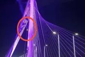 影/才通車一個月！河北石家莊「網紅橋」鋼纜斷裂　墜落橋面起火