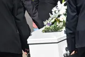 感人！男子遭槍殺寵物狗「天天等他回家」　葬禮見棺材直接「撲上告別」