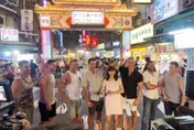 影/澳洲消防猛男忘情捷運開喝　民眾拍下暢飲瞬間領隊發聲道歉