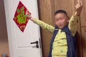 影/講不聽！10歲兒愛比中指　爸使出「超狂招數」讓他秒認錯