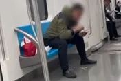 影/陸男地鐵內爽嗑魚「吐一地骨頭」　拍拍屁股就走乘客看傻眼