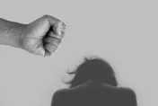 識人不清！女子錯嫁控制狂丈夫「整天關家中」　通訊錄被刪到「剩2人」