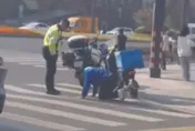 闖紅燈遇警方攔查　外送員下跪求情不成...直衝路中央高喊：我不活了