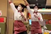 影/麥擱跳啊！海底撈店員嗨跳抖音神曲惹議　部分分店取消「科目三」表演