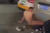 酒醒想鑽地！醉漢當街脫光「硬上排氣管」　網譏：車主可替愛車告性侵嗎
