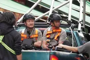 王淨再穿學生制服！九把刀《功夫》開拍陷爭議　封街拍攝撞車戲惹怒攤商