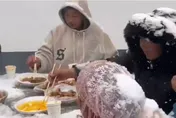 影/「流水席」變「流雪席」！婚宴辦桌突然天降大雪　賓客淡定用餐場面有趣