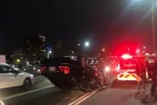 高雄180度翻車四輪朝天！　5旬男不熟路況自撞釀2傷
