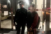 影/台中國中生鑰匙「遺失」！暖警陪返校到處找　赫然想起「在書包裡」