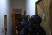 桃園透天厝藏「推筒子」賭場！　警突破監控破門逮34人