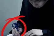 影/熱銷9萬支！《央視》播放年度反腐片　意外帶火李鐵手上原子筆