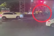 小黃違規左轉撞上對向機車！騎士「煞車不及遭噴飛」　顱內出血搶救中