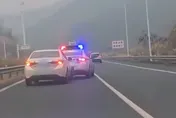 影/小客車剎車失靈時速狂飆130km　員警冒死駕車當「緩衝墊」救人