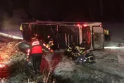 土耳其巴士翻覆雪地中「引擎蓋彈出」　車上乘客6死33傷