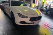 影/現世報？他偷婦人手提袋騎車逃離　沒多久竟撞上千萬瑪莎拉蒂超跑