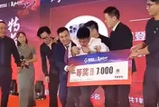 影/他尾牙喝爛醉幸運抽中「一等獎」　遭男同事「架上台領獎」社死畫面曝