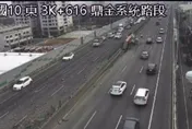 快訊/國10鼎金系統驚見砂石車翻覆！滿地泥砂1車慘遭波及現場回堵中
