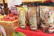 迪化街「試吃年獸」只吃不買！她怒嗆：買不起的窮酸人　結局悲劇了