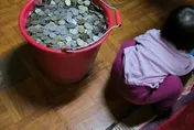 超狂！20年「無痛存錢法」攢下「一桶金」　家人數錢數到手變黑
