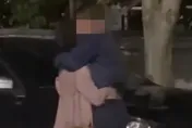 科技大廠處長車震女同事！忘情抬腿手伸內衣肉纏　激吻畫面曝
