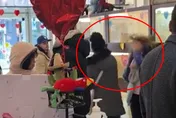 影/腳踹狗籠被趕出寵物店　女子心生不滿竟對身旁顧客「狠甩巴掌」