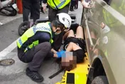 苗栗苑裡驚險車禍！女騎士慘摔滑入休旅車底　幸僅手腳擦傷