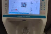 影/尿尿、付錢、看報告！陸商場男廁設「健檢小便斗」　10min可知結果