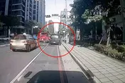 麥造！板橋囂張男不爽被拖「拿球棒狂捶拖吊車」　「掏槍」嚇警狼狽竄逃仍遭逮
