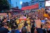 白沙屯媽祖/鎮瀾宮「三媽會」終了！媽祖兩度回頭超不捨　萬人送別超震撼