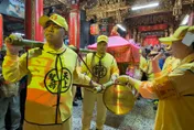 白沙屯媽祖/鑾轎為何稱「粉紅超跑」？粉紅帆布蓋頂　最高時速7公里
