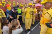 白沙屯媽祖/救救我女兒！慈母痛哭「不知能活多少年」　媽祖聞聲停轎聆聽