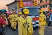 白沙屯媽祖/鑾轎突「貼著轎班車」慢慢走　原來是媽祖遇喪怕嚇到新魂