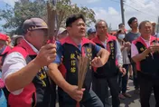 白沙屯媽祖/「粉紅超跑」路過新街玄武宮...玄天上帝超激動！　媽祖應邀與老友寒暄