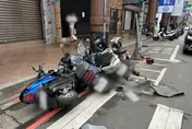 影/新莊離譜肇逃！洗錢通緝犯邊開車邊滑手機　失控連撞21車落跑
