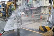 快訊/高雄橋頭「挖破瓦斯管線」！散布濃濃異味　消防射水警戒