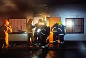 屏東三合院遭烈火吞噬！疑2少年「搬炮竹誤觸」引爆　恐怖惡火畫面曝光