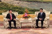 選在「新疆廳」有含意？陸「對台二把手」王滬寧晤傅崐萁：一家人應常來往