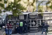 快訊/重大車禍事故！墨西哥巴士公路不明原因突翻覆　釀18死32傷悲劇