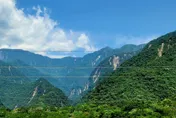 影/強震衝擊！花蓮山脈禿塊滿是傷　「神似原住民」背竹簍巡山